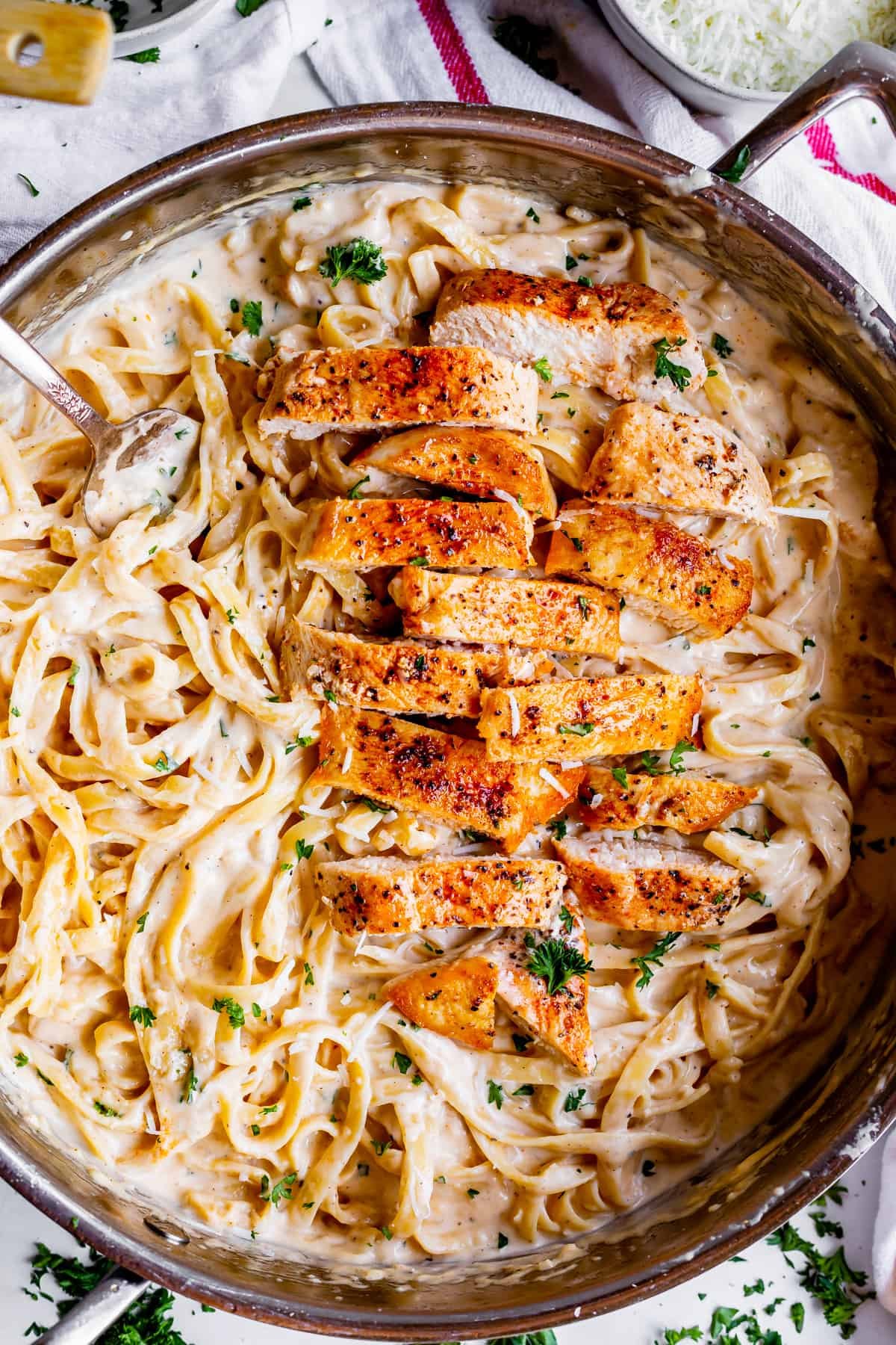 https://thefoodcharlatan.com/wp-content/uploads/2020/08/Homemade-Chicken-Fettuccine-Alfredo-10.jpg?utm_source=chatgpt.com